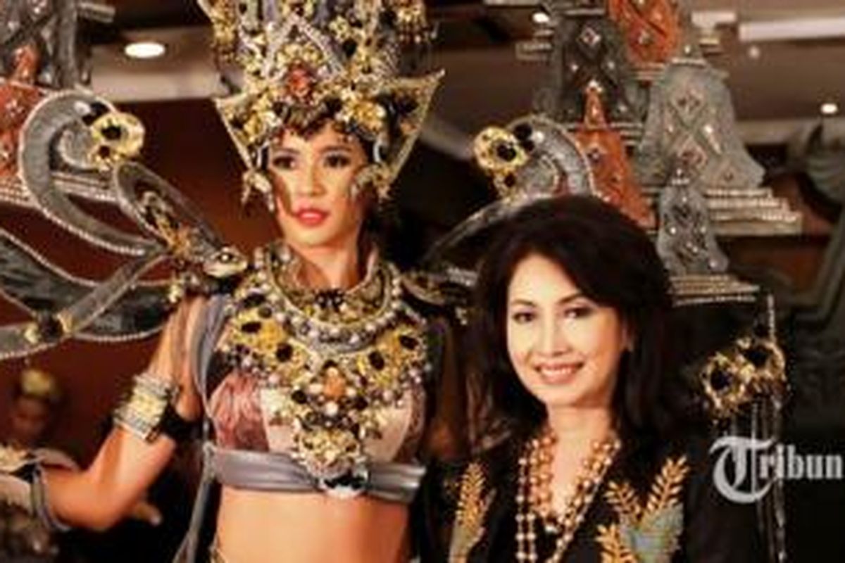 Puteri Indonesia 2014, Elvira Devinamira (kiri) yang mengenakan national costume dengan tema The Chronicle of Borobudur yang akan dikenakannya pada ajang Miss Universe 2015 di Miami, berfoto bersama Ketua Dewan Pembina Yayasan Puteri Indonesia, Putri K Wardani, di Taman Sari Royal Heritage, Jakarta Pusat, Rabu (17/12/2014).