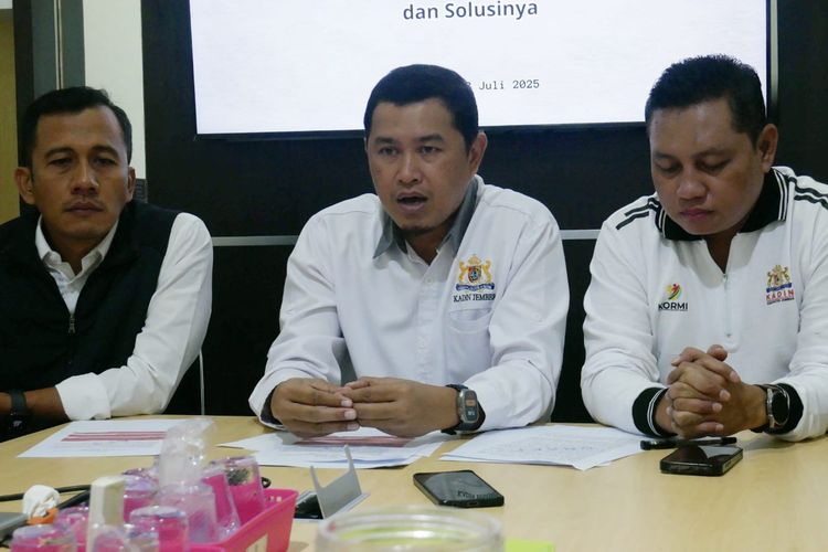 Kamar Dagang dan Industri (Kadin) Jember memberikan pernyataan sikap melihat fenomena kelangkaan BBM di Jember dalam jumpa pers di Senyum Media Kelurahan/Kecamatan Sumbersari, Senin (28/7/2025).
