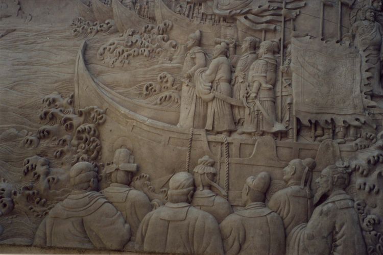 Satu sisi dinding relief yang menggambarkan Laksamana Cheng Ho sedang memimpin keberangkatan armadanya.