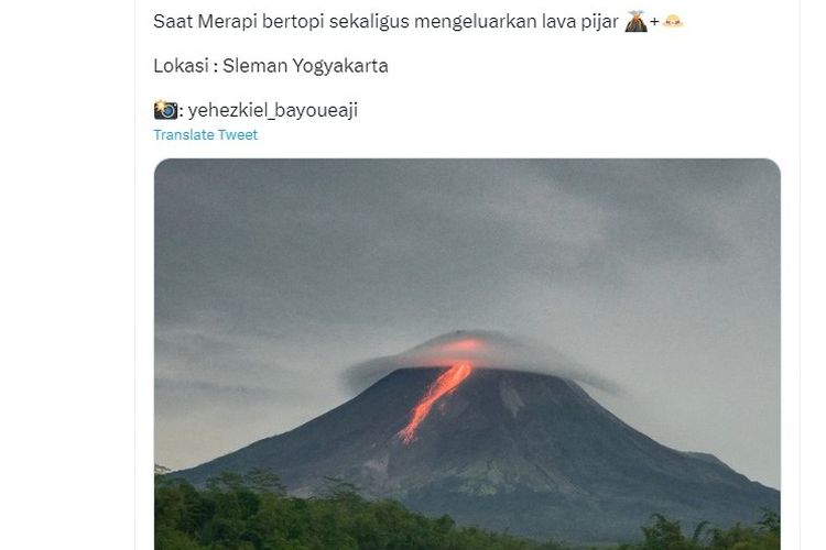 Fenomena awan bertopi di puncak gunung Merapi.
