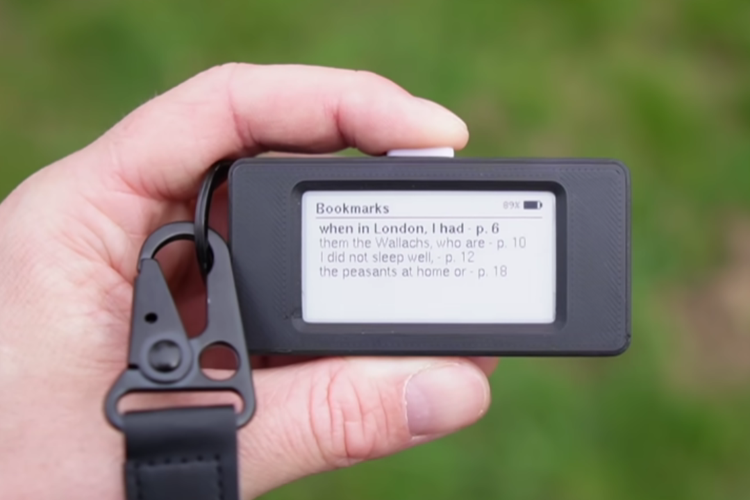 Perangkat e-reader mini dapat menampung sektiar 6 hingga 10 buku.