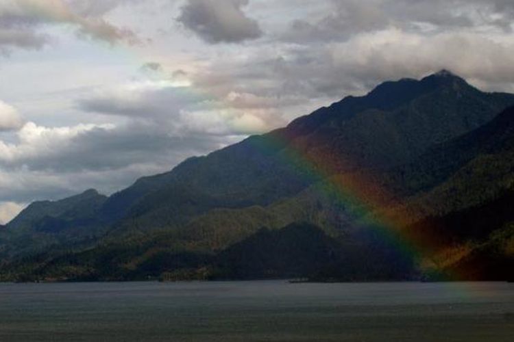 Pelangi muncul di atas Danau Lut Tawar, Takengon.