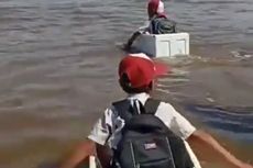 Viral Video Bocah SD Seberangi Sungai Naik 