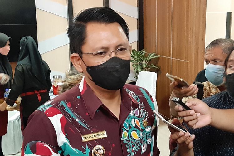 Wakil Bupati Sleman Danang Maharsa saat menemui wartawan terkait Tempat Pengolahan Sampah Terpadu (TPST).