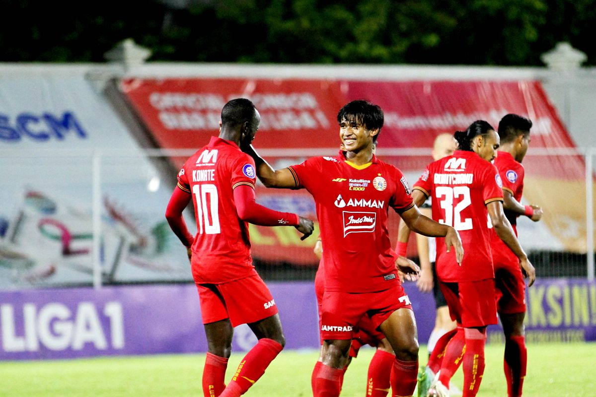 Pemain Persija Jakarta Irfan Jauhari (tengah) saat pertandingan pekan 31 Liga 1 2021-2022 melawan Persikabo 1973 yang berakhir dengan skor 0-4 di Stadion Kompyang Sujana Denpasar, Minggu (13/3/2022) malam.