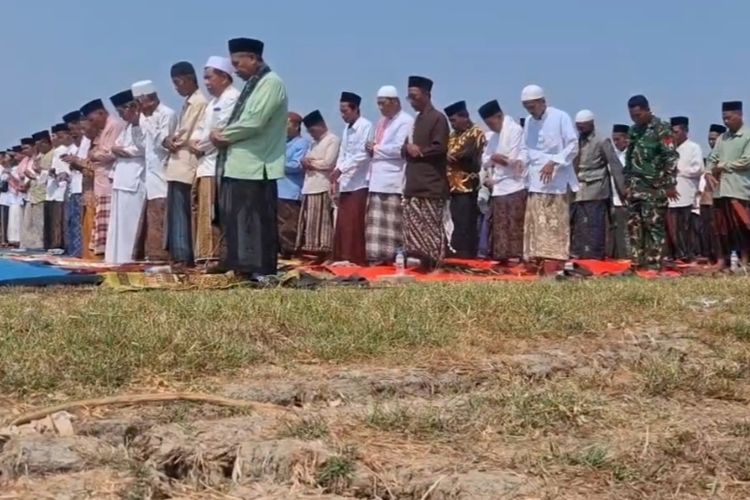 Musim Tanam Mundur, Warga Kudus Shalat Minta Hujan hingga Doakan Karhutla Sumatera-Kalimantan