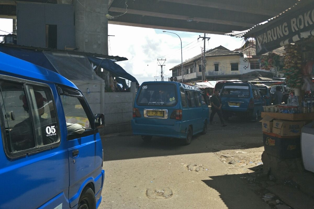 Angkutan umum di Terminal Depok, Kamis (21/3/2019).