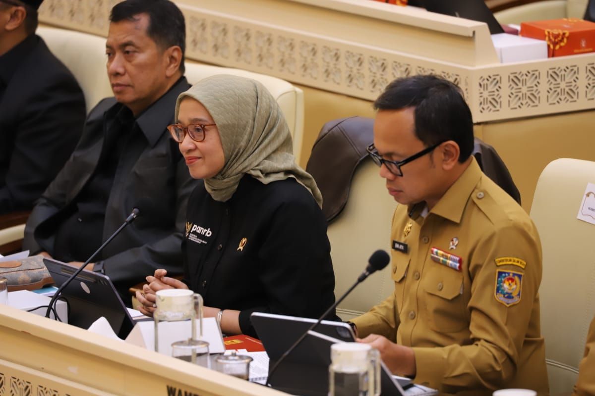 Menteri Pendayagunaan Aparatur Negara dan Reformasi Birokrasi (PANRB) Rini Widyantini&nbsp;dalam Rapat Kerja dengan Komisi II DPR RI di Jakarta, Selasa (25/11/2025).