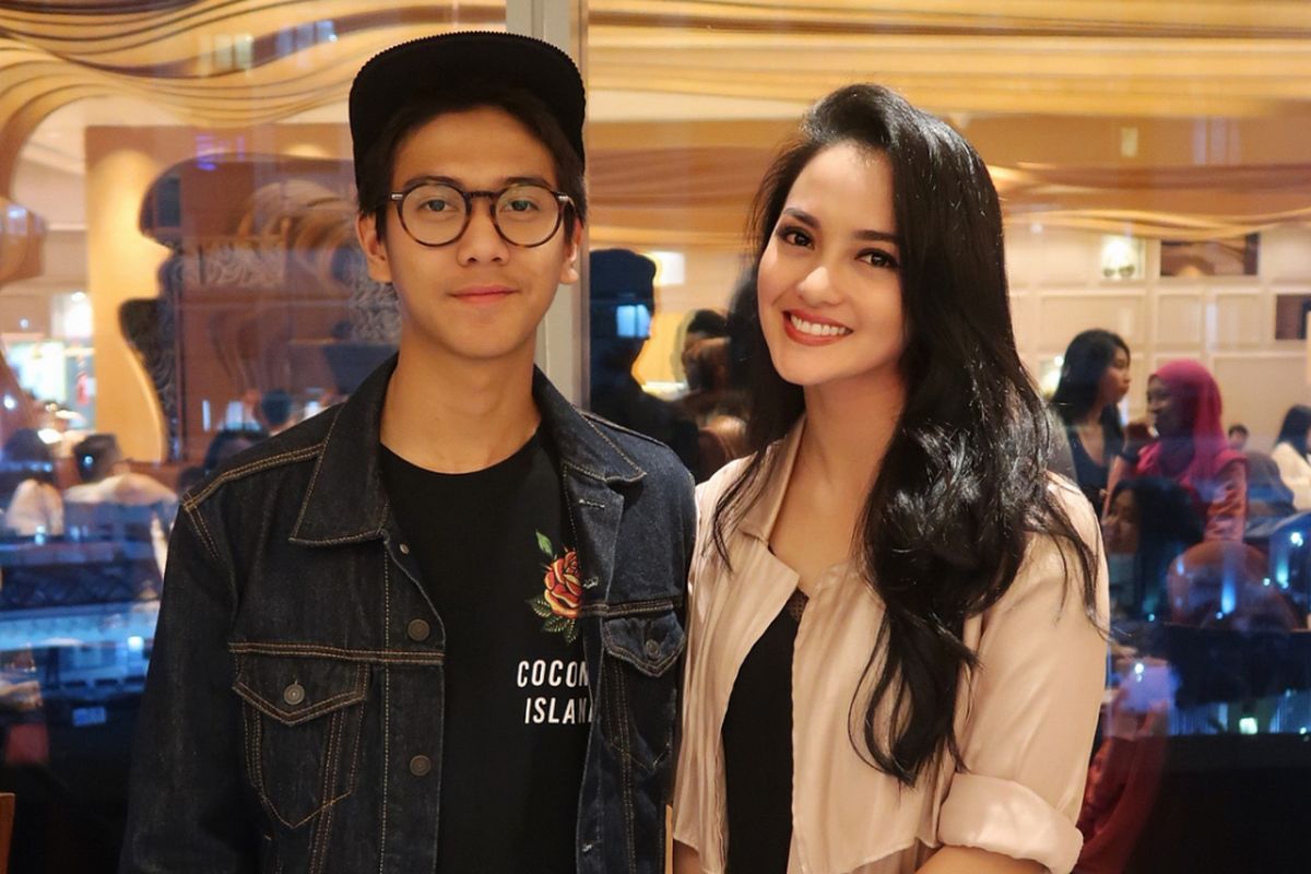 Artis peran Ririn Ekawati (kanan) dan Iqbaal Ramadhan