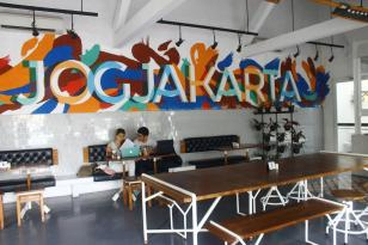 Salah satu dinding yang menjadi ikon restoran Lokal, yaitu lukisan bertuliskan Jogjakarta yang kerap menjadi target foto para netizen