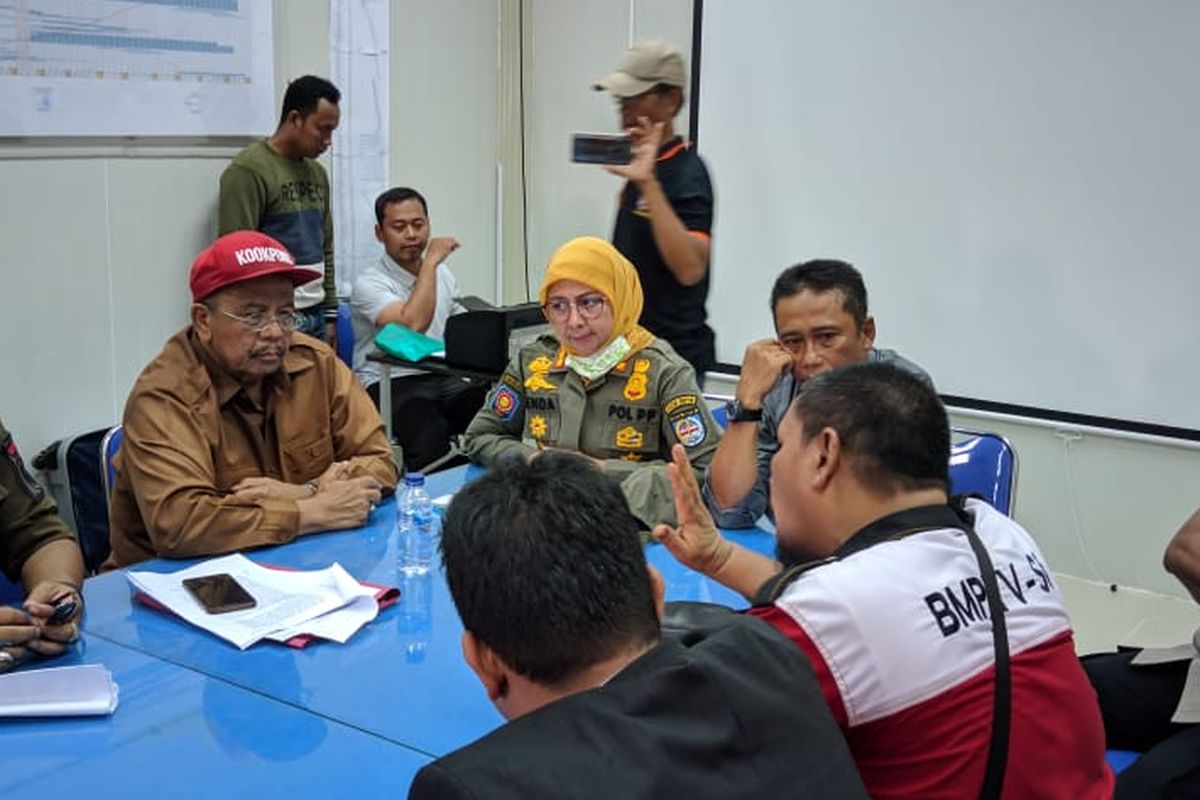 Kasatpol PP Kota Depok, Lienda R (Kerudung kuning) saat berdialog dengan warga di kawasan pembangunan UIII, Cisalak Depok, Senin (11/11/2019)