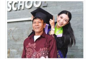 Kisah Eva, Anak Pekerja Bangunan Penerima KIP Kuliah Jadi Wisudawan Terbaik Unesa