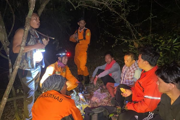 Petugas saat menemukan empat korban yang tersesat di Alas Purwo Banyuwangi 