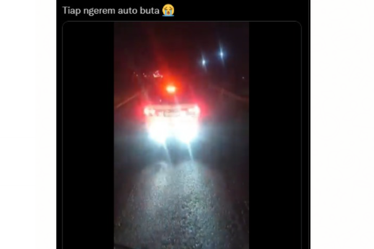 Tangkapan layar video mobil putih berpelat Z yang menggunakan lampu kedip menyilaukan viral di media sosial, Senin (15/11/2021),
