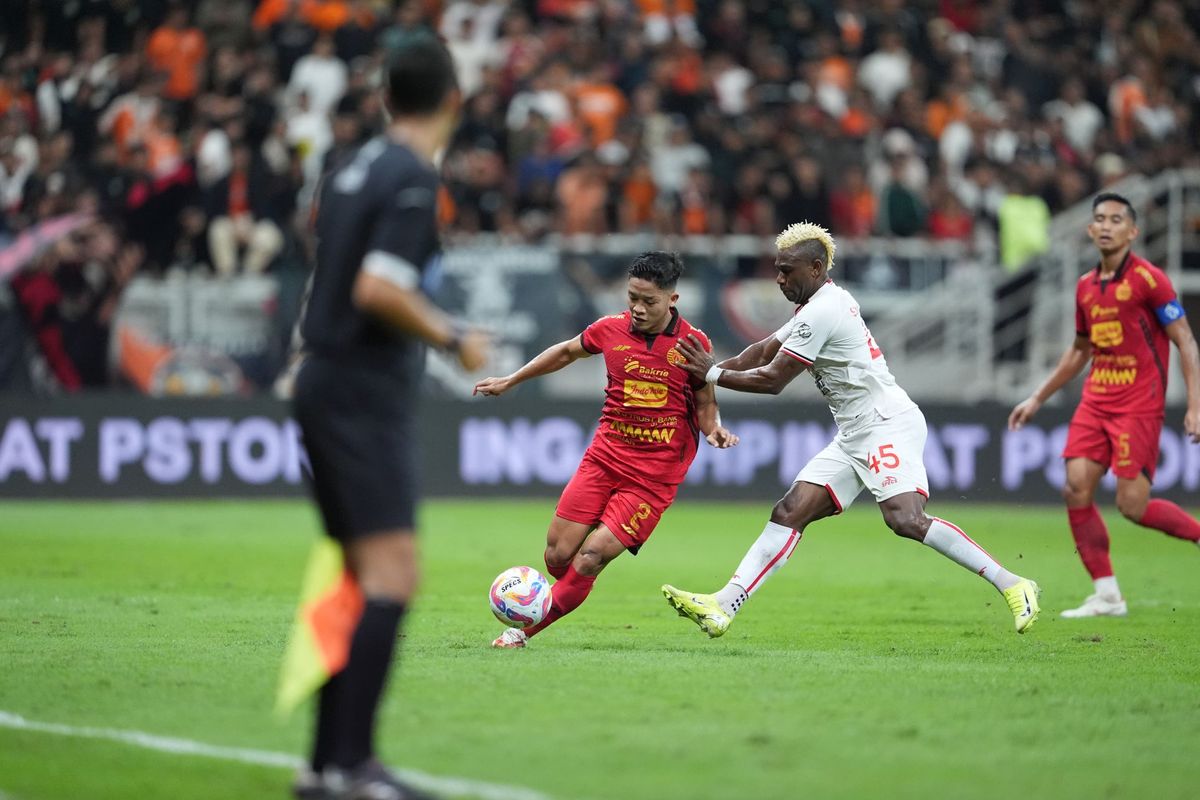 Aksi bek Persija, Rio Fahmi, dalam partai Persija vs Malut United di Jakarta International Stadium (Stadion JIS), Tanjung Priok, Jakarta Utara pada Jumat (23/5) malam WIB.