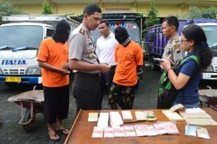 Kapolres Magelang AKBP Zain Dwi Nugroho (kiri) meminta keterangan dua orang diduga penambang ilegal gunung Merapi bersama barang bukti di markas Polres setempat, Senin (23/5/2016).
