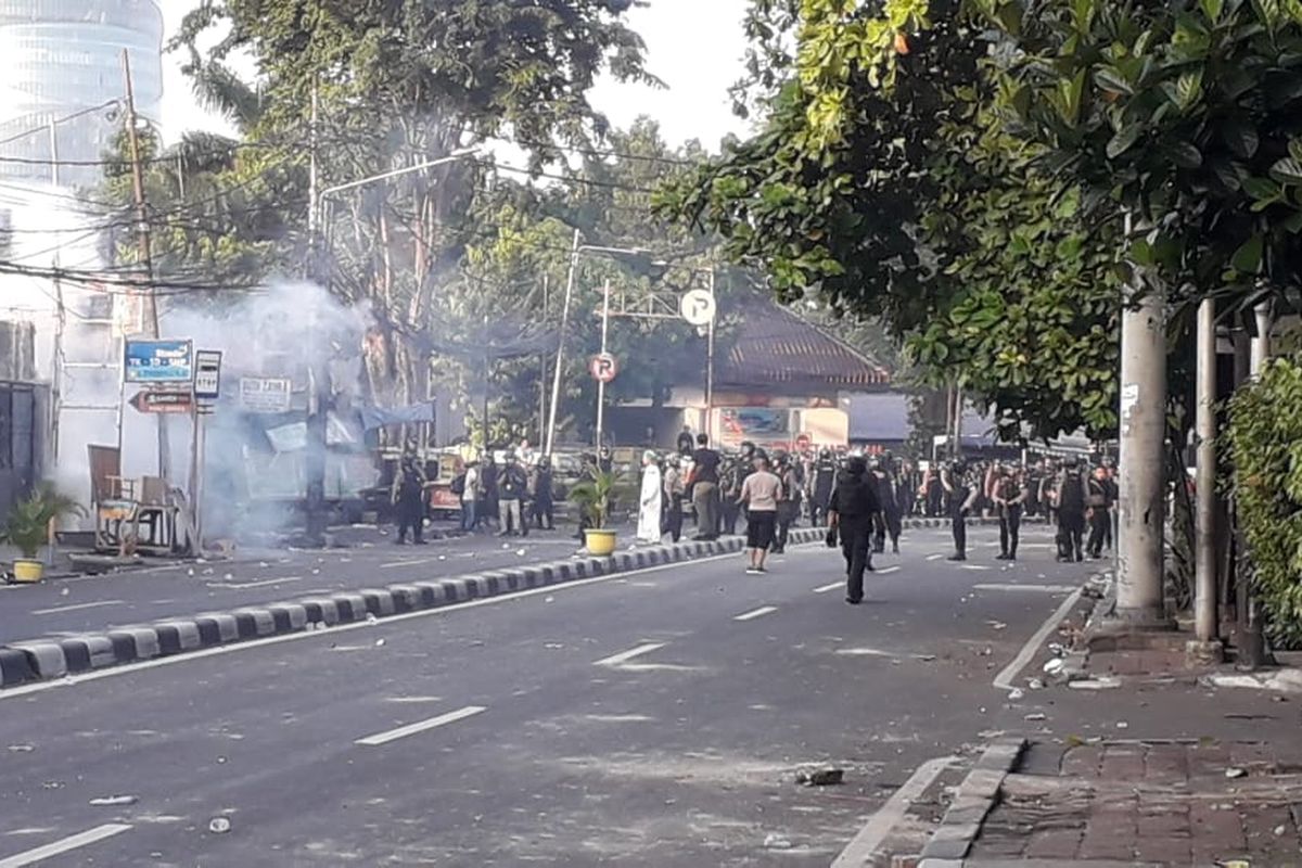 Massa masih nekat lempari batu dan bom molotov di sekitar Asrama Brimob, Jalan Ks. Tubun, Jakarta Barat pada Rabu (22/05/2019).