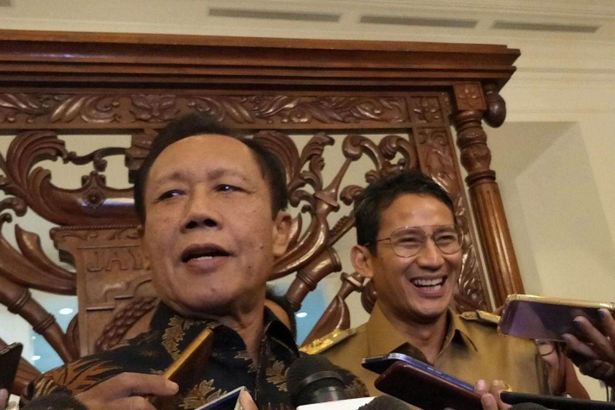 Mantan Gubernur DKI Jakarta Sutiyoso dan Wakil Gubernur DKI Jakarta Sandiaga Uno di Balai Kota DKI Jakarta, Jalan Medan Merdeka Selatan, Selasa (21/11/2017).