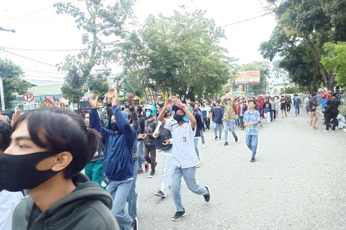 Polisi Tembakkan Gas Air Mata Bubarkan Massa Pelajar di Padang