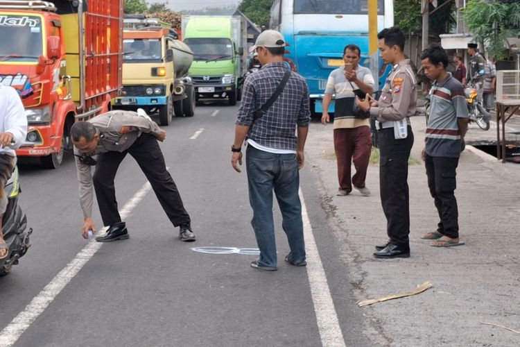 Polisi melakukan olah TKP bus tabrak pemotor di Kecamatan Ranuyoso, Kabupaten Lumajang, Rabu (21/8/2024)
