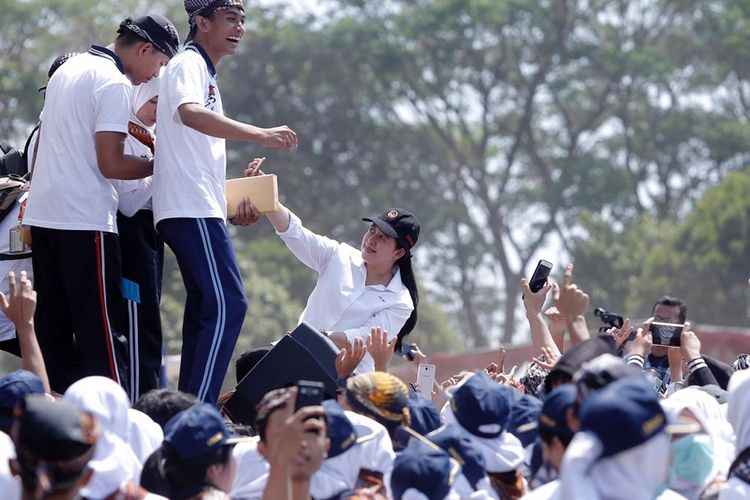 Puan Maharani pada kegiatan Orientasi Diponegoro Muda (ODM) 2019 di Stadion Universitas Diponegoro (Undip), Kampus Undip Tembalang, Kota Semarang, Minggu (18/8/2019).