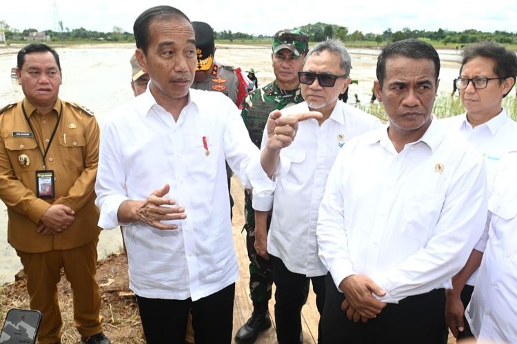 Presiden Joko Widodo saat memberikan keterangan pers usai meninjau penyaluran bantuan pompa di Desa Bapeang, Kabupaten Kotawaringin Timur, Kalimantan Tengah pada Rabu (26/6/2024). 