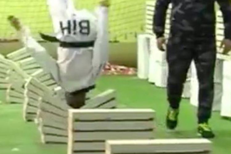 Atlet taekwondo berusia 16 tahun ini dengan menggunakan kepalanya menghacurkan sederet batu bata.