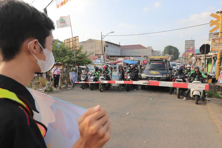 KAI Commuter Ingatkan Bahaya Menerobos Pelintasan Sebidang
