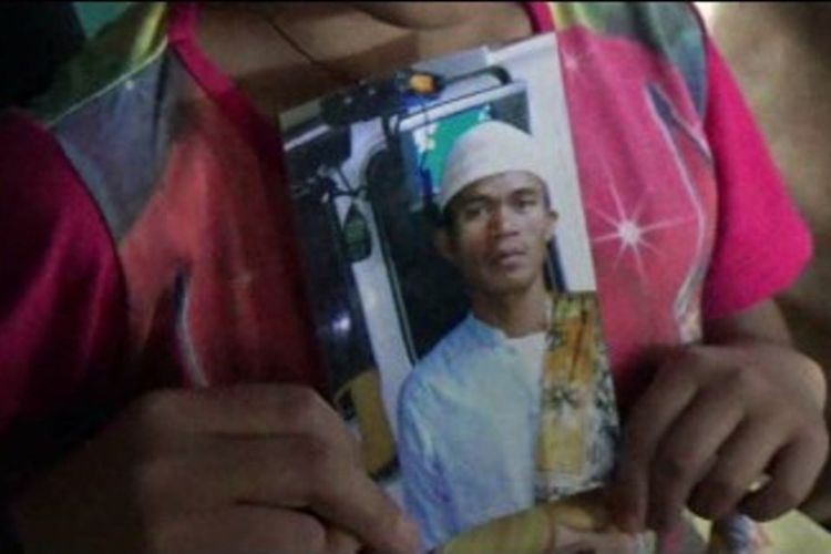 Keluarga TKI yang diculik kelompok bersenjata berdoa suaminya pulang selamat.