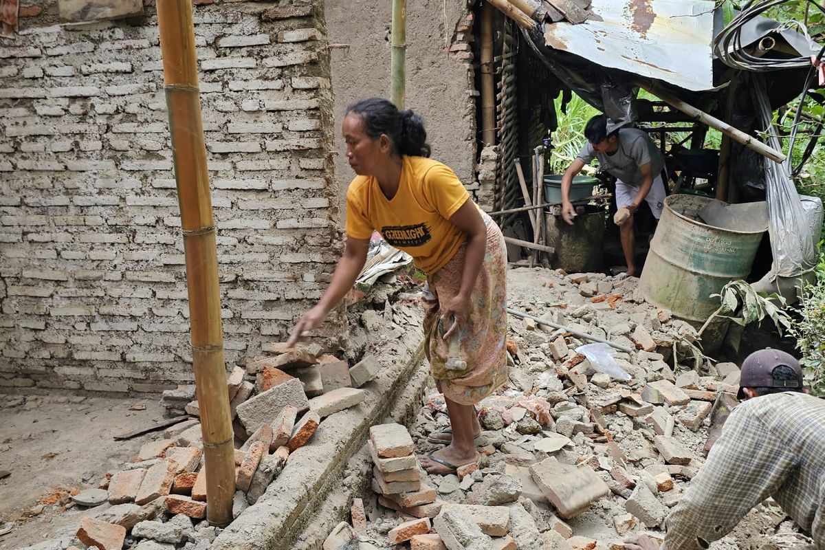 Rumah milik warga Jember yang terdampak gempa pada M 3,5 pada Kamis (16/1/2025)