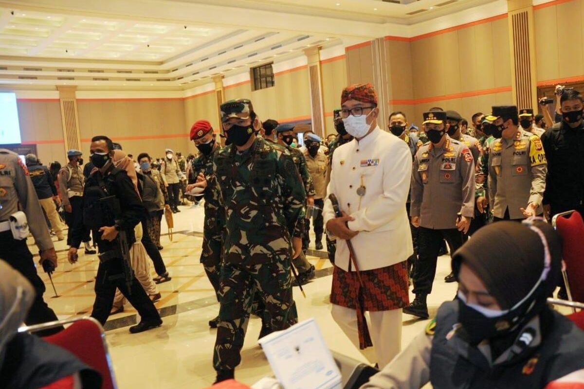 Gubernur Jawa Barat Ridwan Kamil mendampingi Panglima TNI dan Kapolri dalam vaksinasi massal yang digelar TNI – Polri di Grand Ballroom Sudirman, Kota Bandung, Kamis (10/6/2021).