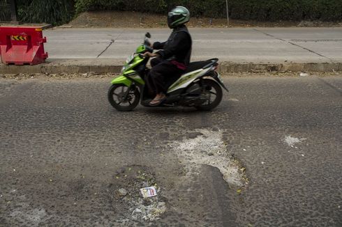 Ketemu Lubang Lagi Ngebut Naik Motor, Hantam atau Hindari?