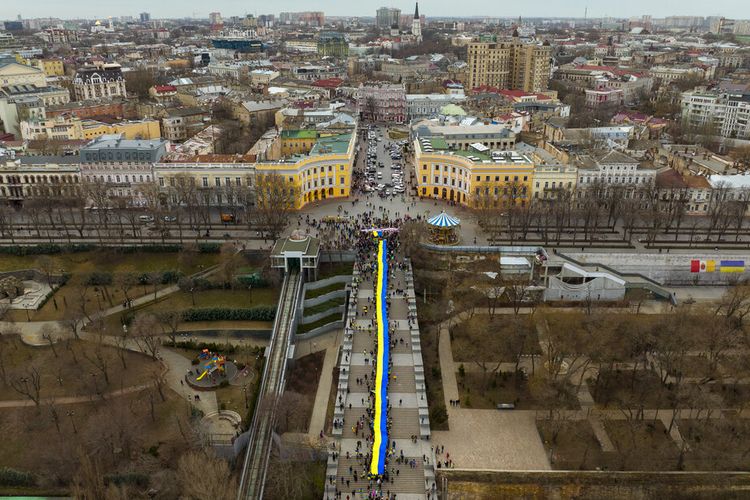 Demonstran menggelar pawai bendera Ukraina besar-besaran di sepanjang jalan di Odessa, Ukraina, Minggu, 20 Februari 2022.