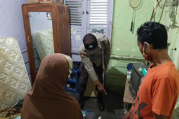 Polisi mengecek lokasi remaja tersambar petir di Desa Limbangan, Kecamatan Kutasari, Kabupaten Purbalingga, Jawa Tengah, Minggu (8/11/2020).