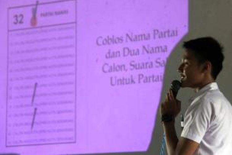 Seorang perwakilan OSIS membantu petugas Komisi Pemilihan Umum (KPU) Kota Semarang memberikan sosialisasi tata cara pemilihan suara, di SMA Negeri 3 Semarang, Jalan Pemuda, Kota Semarang, Jawa Tengah, Jumat (28/2/2014). Sosialisasi tersebut guna memberikan pengetahuan bagi pemilih pemula untuk memberikan hak suara pada Pemilu 9 April 2014 mendatang.