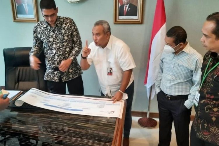 Direktur Utama PT BIBU Panji Sakti Erwanto Sad Adiatmoko Hariwibowo (ketiga dari kanan) memberikan penjelasan tentang rencana pembangunan Bandara Internasional Bali Utara kepada Staf Khusus Kementerian Investasi/BKPM M Pradana Indraputra (kedua dari kiri) di Kantor Kementerian Investasi/BKPM di Jakarta, Jumat (7/1/2022). 