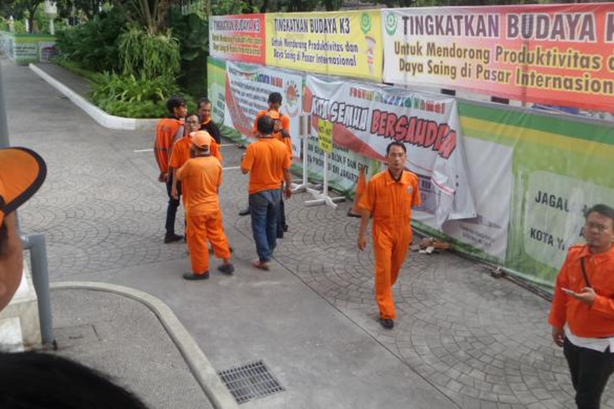 Sejumlah PHL dari Kecamatan Johar Baru mendatangi Balai Kota. Mereka mengadu kepada Plt Gubernur DKI Sumarsono karena kontrak mereka tak lagi diperpanjang, Selasa (17/1/2017)