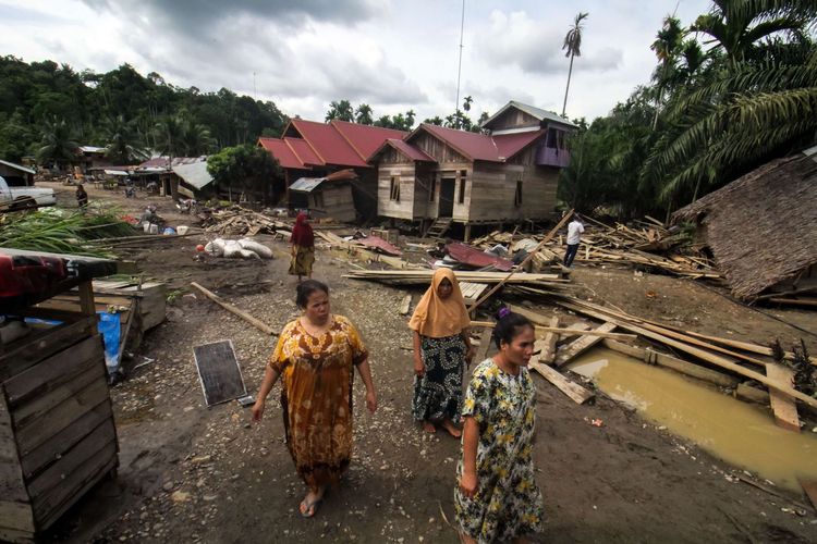 Warga mengumpulkan berbagai barang yang masih bisa diselamatkan pascabanjir di Desa Lubuk Pusaka, Kecamatan Langkahan, Aceh Utara, Aceh, Senin (23/1/2023). Banjir dengan ketinggian mencapai tiga meter akibat meluapnya aliran Sungai Krueng Keureto, Krueng Pirak, dan Krueng Pase pada Sabtu (21/1/23) mengakibatkan tujuh unit rumah warga ambruk diterjang banjir.