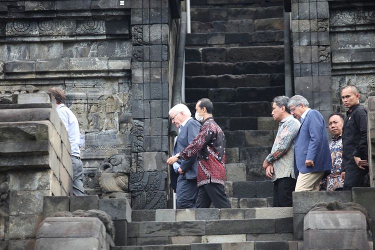 Rombongan Presiden Republik Federal Jerman Frank-Walter Steinmeier saat naik ke struktur Candi Borobudur, di Kabupaten Magelang, Jawa Tengah, Jumat (17/6/2022),