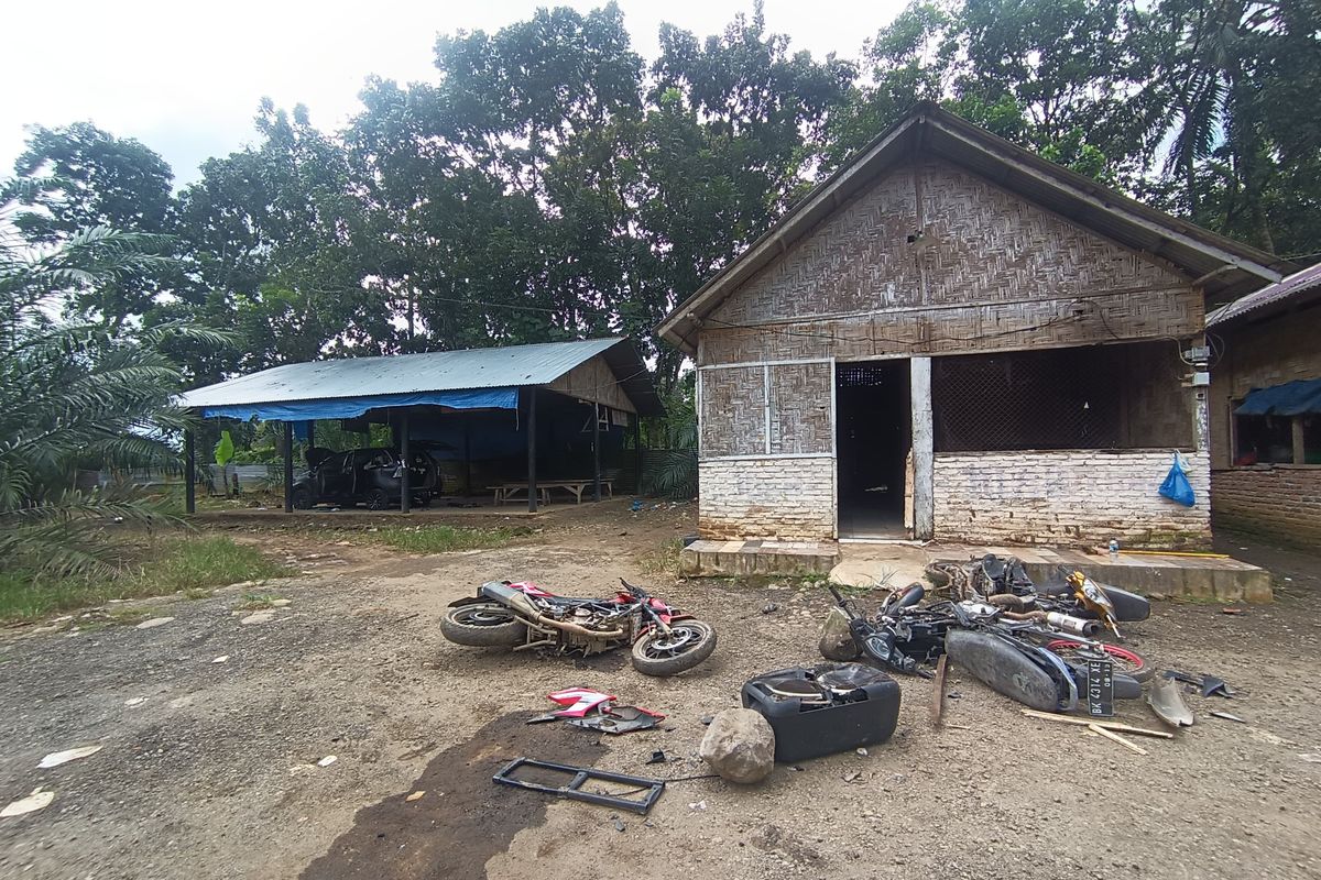 Suasana warung yang diserang puluhan prajurit Resimen Arhanud-2/SSM di Desa Durin Simbelang, Kecamatan Pancur Batu, Kabupaten Deli Serdang, Sumatera Utara pada Kamis (30/1/2025). 