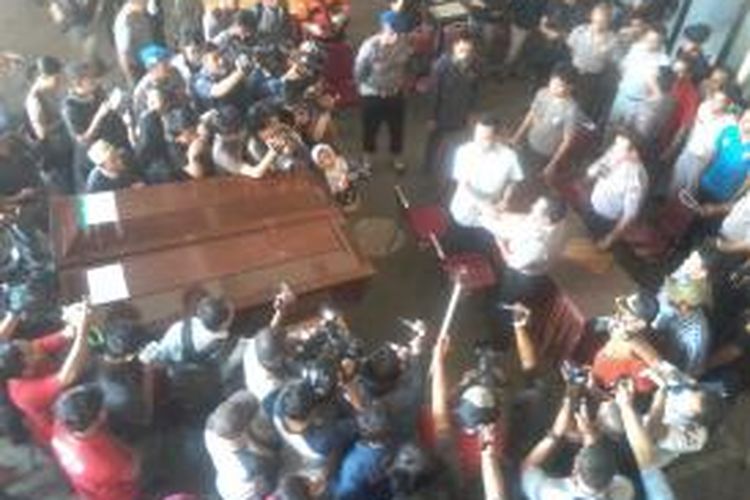 Kepala Biddokkes Polda Sulsel, Komisaris Besar (Kombes) Polisi dr R Harjuno didampingi Kabid Humas Polda Sulselbar, Kombes Polisi F Barung Mangera menyerahkan jenazah kepada masing-masing keluarga korban pesawat Aviastar di RS Bhayangkara, Rabu (7/10/2015) siang. 