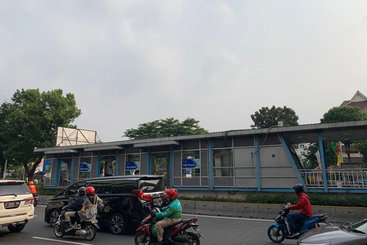 Halte Busway Kramat Sentiong tempat terjadinya lokasi kecelakaan lalu lintas yang menewaskan seorang pejalan kaki TA pada Sabtu (16/7/2022).