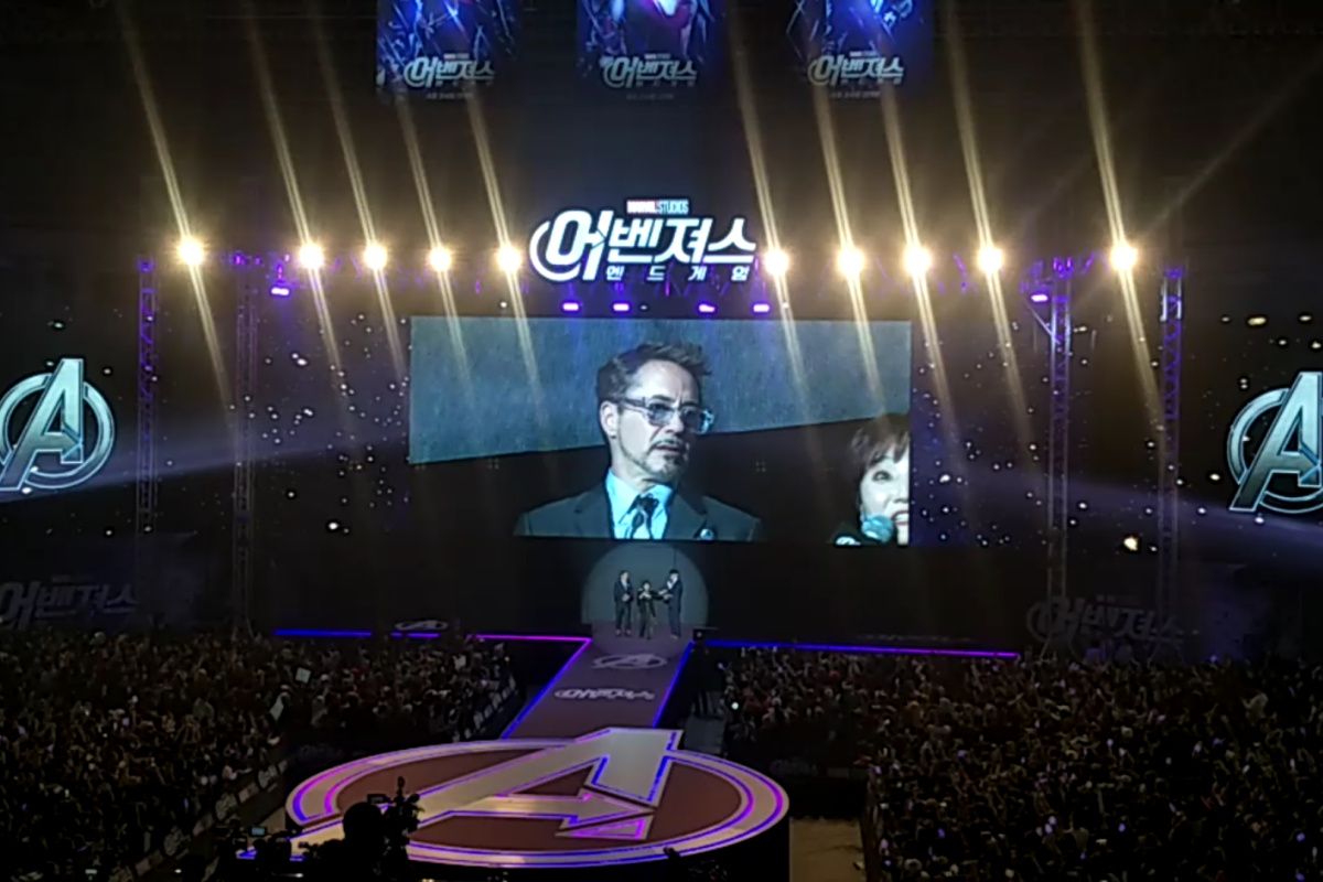 Robert Downey Jr saat memberi kejutan kepada ribuan penggemar Marvel dalam fan event Avengers: Endgame di Seoul, Korea Selatan, Senin (15/4/2019) malam.