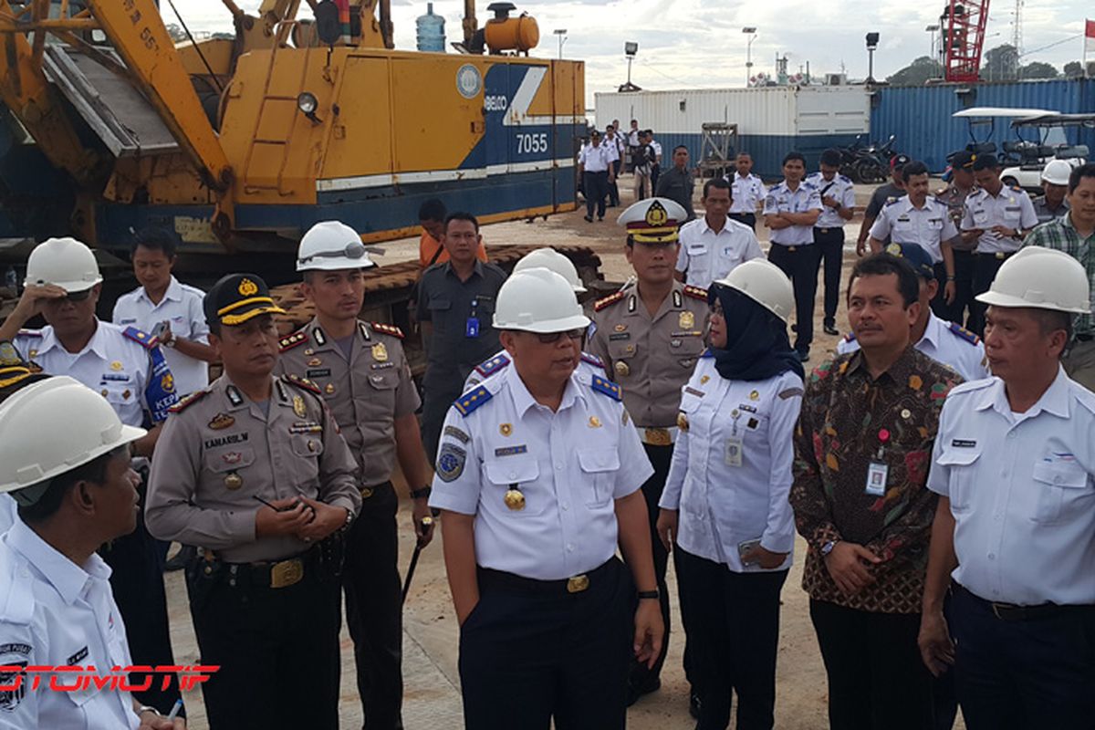 Direktur Jendral (Dirjen) Perhubungan Darat Pudji Hartanto di Pelabuhan Merak.