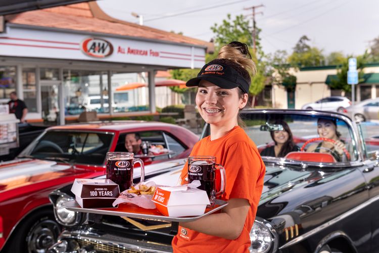 Restoran A&W salah satu pioner konsep carhops di Amerika Serikat.  