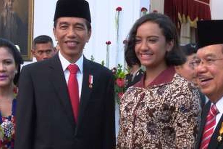 Presiden Joko Widodo berfoto bersama Gloria Natapraja Hamel di Istana Merdeka.