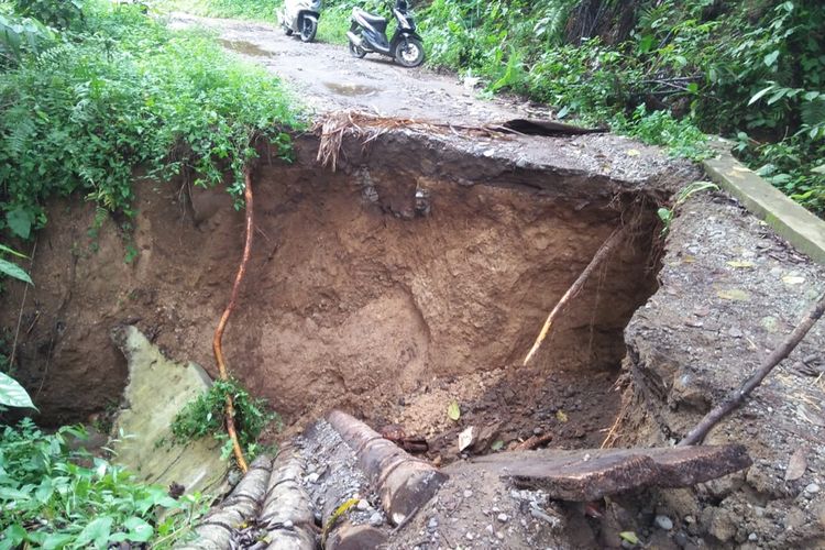 Sebuah jalan terban di Padang Pariaman akibat intensitas hujan yang sangat deras pada Minggu hingga Senin (25/11/2019) dini hari