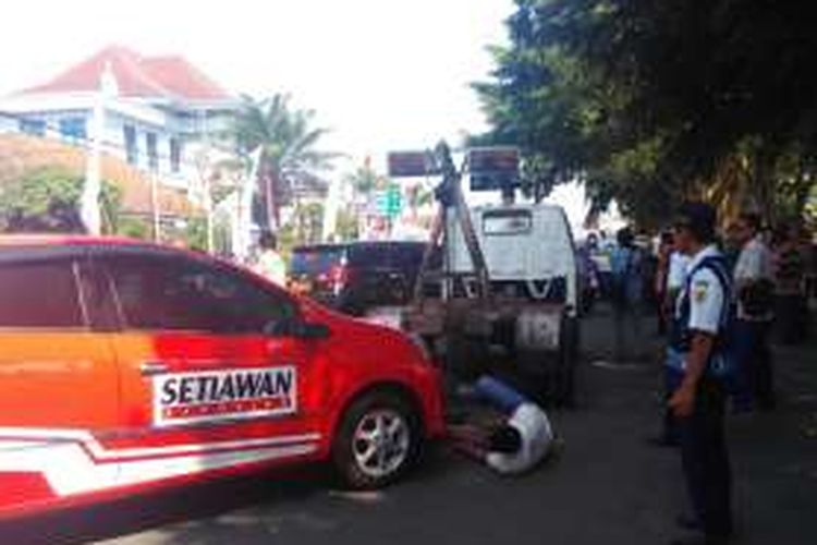 Salah satu mobil (merah) sedang diderek karena parkir di tempat parkir tamu VIP HUT ke-66 Jawa Tengah di Alun-alun Kota Magelang, Jumat (27/8/2016).