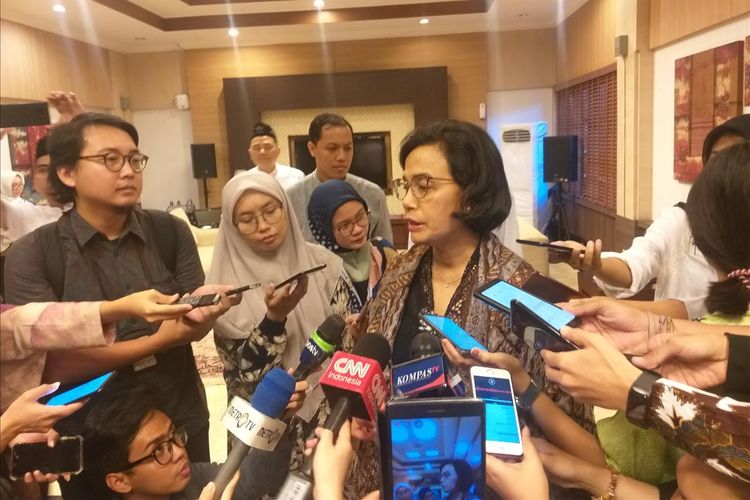 Menteri Keuangan (Menkeu) Sri Mulyani Indrawati memberikan keterangan di sela-sela acara open house di kediamannya, Jl Widya Chandra I no. 3, Jakarta Selatan, Rabu (5/6/2019).