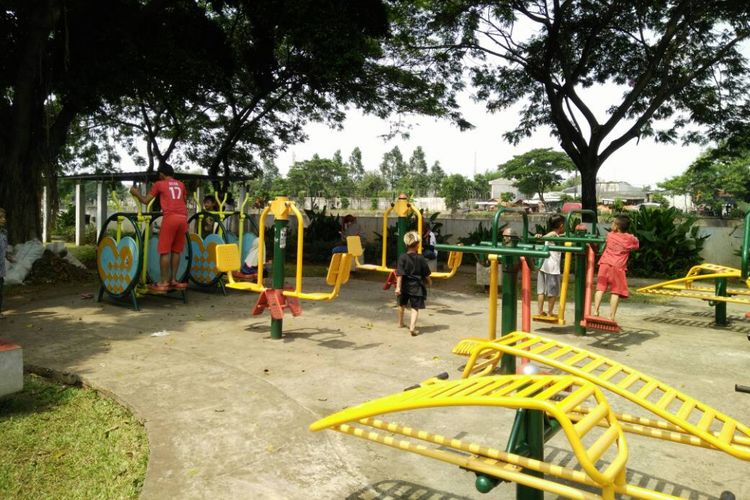 Outdoor gym, salah satu fasilitas gratis yang terdapat di Taman Pedongkelan, Cengkareng. Taman Pedongkelan kerap dipadati warga Jakarta setiap sorennya.